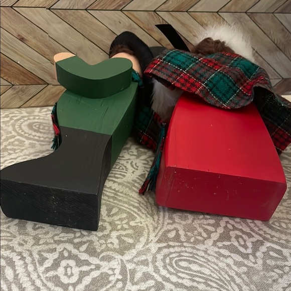 Vintage wood block Festive Wooden Figurines hand painted Christmas carolers. 8” - Picture 5 of 6